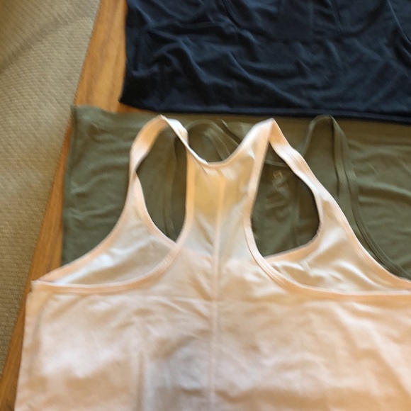 Five  GapFit running tops size medium - Picture 2 of 4
